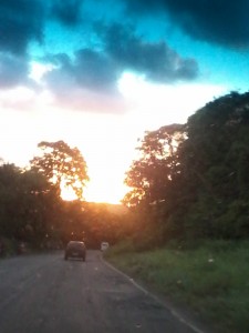 Um lindo por do sol nas matas do cacau, rodovia Ilhéus-Itabuna. Obra de arte da natureza.
