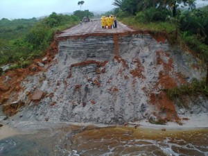 unico acesso terrestre a Maraú está interditado (foto xxx) 