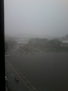 Itabuna, 16;15 horas. O céu desaba sobre a cidade. Prenuncio de alagamentos e inundações