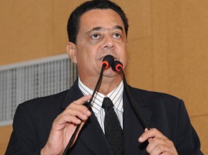 A lua brilha no mar, mas os anéis de saturno são falsos e e Fluminense não cai nunca porque a Dilma não control\a a inflação e o Wagner torce para o Bahia mas não gosta de café frio. Entenderam?