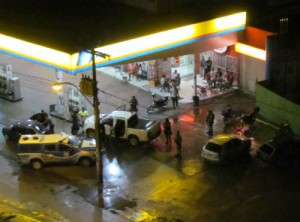 a polícia finalmente chega pra acabar com o carnaval fora de hora...