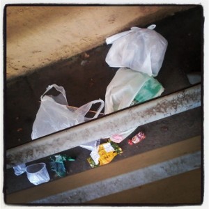Lixo jogado por usuários num ponto de ônibus no centro de Itabuna, a 20 metros de uma lixeira. Não adianta cobrar do poder publico se a gente não faz a nossa parte.