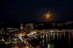 Na bela foto de  Cid Póvoas, a lua dá um colorido especial à Ilhéus, num ambiente de arte e magia.