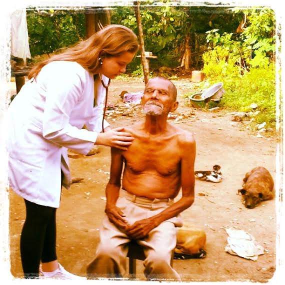  Médica do programa Voluntários do Sertão atende morador na zona rural de Una, no Sul da Bahia. A foto fala mais do que milhões de palavras. 