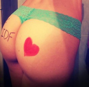As fotos tem um forte apelo sexual.
