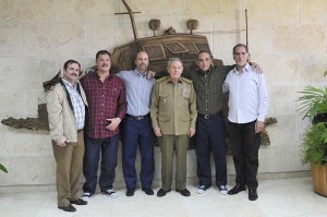 Gerardo Hernández, Ramón Labañino, Antonio Guerrero, Rene Gonzales e Raul Gonzales, com Raul Castro, em Havana.