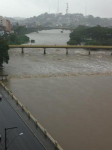 Não para de chover e o nivel do Rio cachoeira, em Itabuna, não para de subir. Um drama para as familias de áreas riberinhas, que ja tiveram casas invadiadas pelas águias
