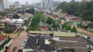 Chuvas torrenciais deixam o centro de Ilheus alagado e travam a cidade. 