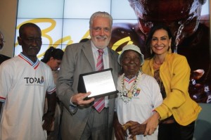 Jaques Wagner e Fátima Mendonça com dona Enedina, a ilheense que aos 100 anos foi alfabetizada pelo TOPA