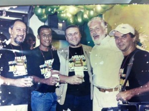 Com o produtor Luiz Henrique, o repórter Mauricio Maron, Jaques Wagner e o cinegrafista Sebastião Ribeiro. Carnaval de Itabuna,. inicio dos anos 2000. 