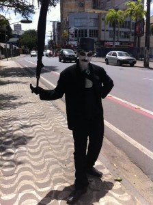 Avenida Inacio Tosta Filho, Itabuna. 5 de janeiro de 2015, 8 horas. Charles Chaplin alegra a manhã chuvosa de verão.
