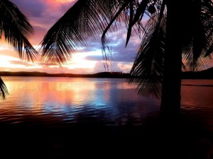 Por do sol no bairro da Sapetinga em Ilhéus. Cenário de cartão postal em que a natureza assume tons de divindade (foto:Leonardo Diniz)