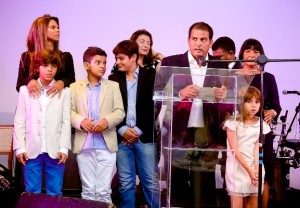 RELEASE 2015-07-Cidadelle faz festa para comemorar termino das obras do Clube e do Condominio-Denis e Familiares