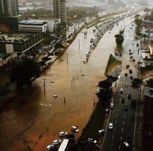 Avenida ACM,  Salvador, nas proximidades do Iguatemi. A chuva castiga a capital baiana.  