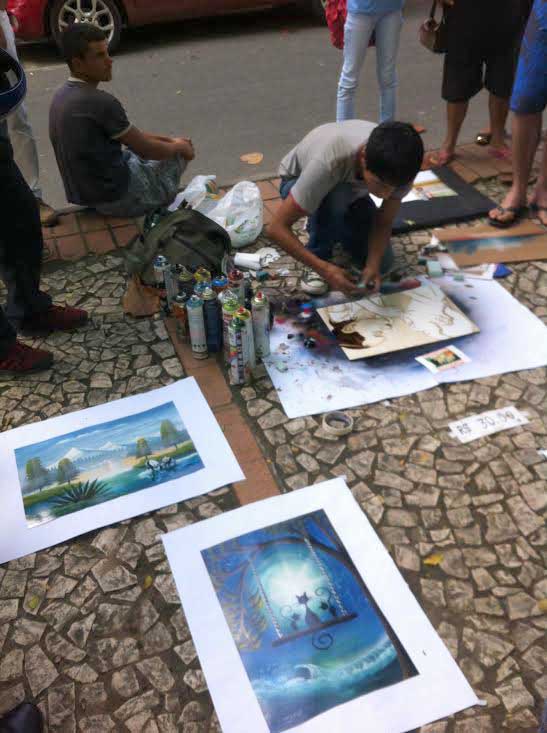 O peruano Miguel Manguano percorre a América mostrando sua arte. Ele pinta quadros em papel cartão, numa mistura de estilos, com cores fortes e vibrantes. Em Itabuna, onde fica até amanhã,  Miguel  pinta, expõe e comercializa seus quadros na praça Olinto Leone, centro da cidade. Cada quadro sai por 30 reais. Vale a pena conferir e adquirir, para que Miguel possa seguir com sua arte pelas estradas de nuestra América. 