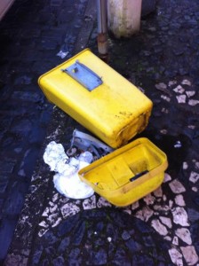 Mais uma lixeira é destruída em rua no centro de Itabuna. Retrato da falta de consciência. Vandalismo em estado bruto.
