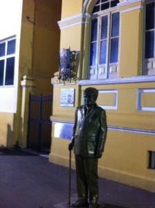 Estátua de Jorge Amado, centro de Ilhéus, segunda-feira, 21 de setembro, 19 horas.
