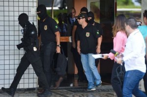 Polícia Federal faz operação em um prédio residencial da quadra 104, na Asa Norte, em Brasília (Wilson Dias/Agência Brasil)