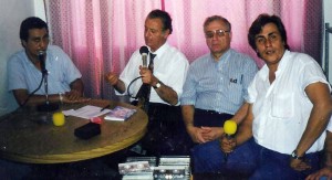 Hirant Sanazar, ao lado do irmão Vrejhi, concede entrevista aos jornalistas Clóvis da |Cruz e Claudio da Cruz. A foto é de 1997.
