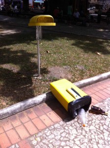  Praça Olinto Leone, centro de Itabuna. O que leva um imbecil a destruir uma lixeira que permite uma cidade mais limpa e saudável. A imbecilidade, oras! 