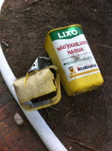 Mais uma lixeira destruída na  praça Olinto Leone. O que leva um imbecil a cometer um ato de vandalismo ?  A resposta não está no vento, mas na (falta de) educação. 