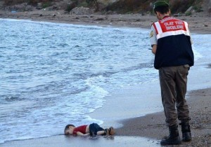 Aylan, quatro anos, sírio, morreu afogado com outro irmão e a mãe, fugindo da guerra e da fome. O êxodo de refugiados para uma Europa cada vez menos receptiva expõe as desigualdades do planeta e o drama de milhares de pessoas que tentam transpor p fosse que, literalmente, separa os muito pobres dos poucos ricos. Aylan, infelizmente, não é símbolo  de nada, porque nem sobrevivei pra ter uma história pra contar É apenas um corpo inocente estendido na praia... 