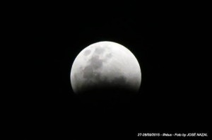 A lente de José Nazal capta a lua mágica, no céu ilheense. Uma imagem amadiana. 