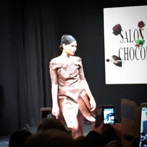 Modelo paraense Tayná Carvalho desfila com vestido de chocolate representando o Brasil no Salon du Chocolat de Paris, numa ação promocional da missão Cacau do Brasil.