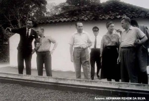 Jean-Paul Sartre e Simone de Beauvoir visitam uma fazenda de cacau em Ilhéus, no Sul da Bahia, ao lado de Jorge Amado, em 1961. Foto acervo Hermann Rhem da Silva.