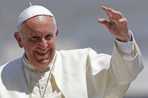 Pope Francis waves after leading his weekly general audience at St. Peter's Square at the Vatican June 11, 2014.  REUTERS/Giampiero Sposito  (VATICAN - Tags: RELIGION)