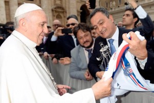 Papa Francisco recebe do governador Rui Costa uma camisa do Bahia. O caminho para a Série A ficou mais fácil...
