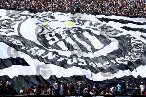 SP - FUTEBOL/ CORINTHIANS X SANTOS/JOGO - ESPORTES - Torcida do Santos FC, durante a partida contra o Corinthians, válida pela final da Copa São Paulo de Juniores 2014, realizada no Estádio do Pacaembu, em São Paulo, neste Sabado (25). FOTO: WAGNER CARMO