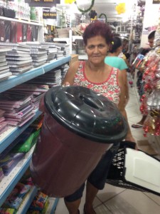 Em Itabuna, dona de casa  ´comemora´ compra do ultimo balde de 50 litros disponível no estoque de uma loja de produtos populares. Pela manhã, havia fila na porta da loja, mas às dez horas não havia um único balde disponível. 