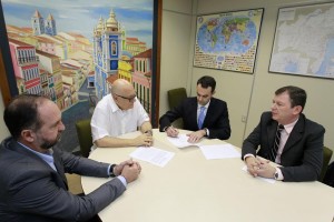 A Philips Morris assina protocolo de intenções na Secretaria de Desenvolvimento Econômico, de um investimento de 168 milhões de reais com a implantação de unidade industrial para fabricação de tabaco curado, no município de Cocos. Estavam presentes o secretário da SDE, Jorge Hereda e Luis Camarato, controlador financeiro da PMI.Fotos Mateus Pereira/GOVBA