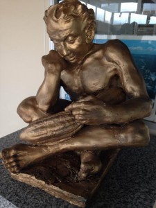 Escultura do artista plástico sulbaiano, Paulo Cardozo, na sede regional da Ceplac no Sul da Bahia. Hora de pensar (e repensar) o futuro do cacau. 