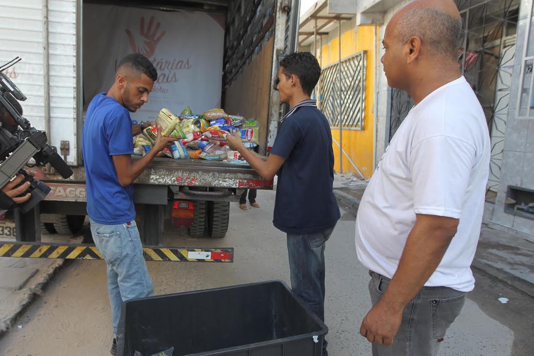 Voluntárias Social da Bahia entrega Mantimentos doados para Instituição Carentes no Show de Saulo Fernadez.Foto: Carla Ornelas/GOVBA