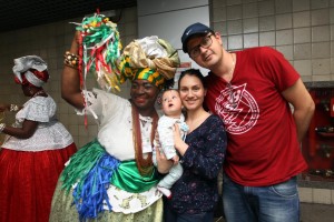 Bahiatursa recepciona turistas no Aeroporto Internacional de Salvador.Foto: Camila Souza/GOVBA
