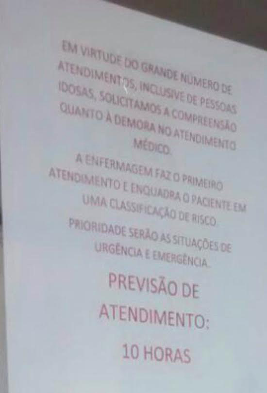 Cartaz exposto na portaria do Hospital São Lucas em Itabuna retrata o caos na saúde: apenas um médico para atender centenas de pessoas do SUS e o tempo médio de espera: 10 horas.