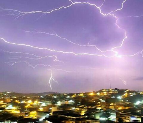 Raios e trovões nos céus de Itabuna. É a natureza, mas é também uma metáfora... 