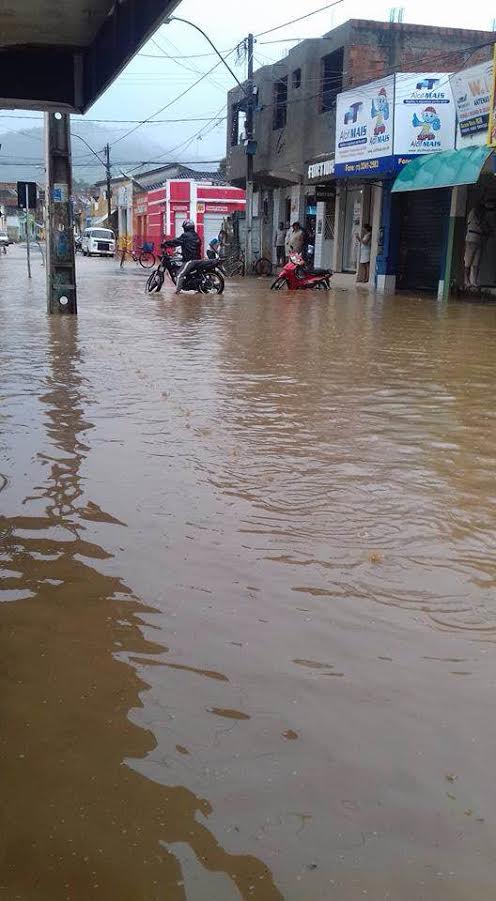 As fortes chuvas que caem em todo o Sul da Bahia começam a provocar inundações. Em Coaraci, parte do centro da cidade ficou alagado. A previsão é de que as chuvas continuem nesse início de semana. 