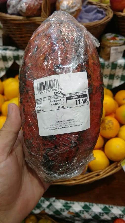 Cacau é vendido à R$ 11,86 a unidade num hipermercado no Jardim Armação, em Salvador. Pra quem já foi chamado de `fruto de ouro`, faz sentido...