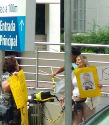 O que leva uma pessoa a ir pra porta do hospital onde uma mulher sofreu um AVC e está estado grave para ofende-la e ofender a sua família? O Brasil, definitivamente, virou um país de merda... 