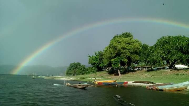 Arco íris sobre a Lagoa Encantada, Ilhéus. A natureza escreve um poema de rara beleza. 