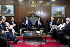 O presidente do Senado, senador Eunício Oliveira (PMDB-CE) recebe os governadores do Nordeste  e Senadores na Presidência do Senado. Participam: governador da Bahia, Rui Costa; presidente do Senado Federal, senador Eunício Oliveira (PMDB-CE); senador José Pimentel (PT-CE);  senador Otto Alencar (PSD-BA); senador Roberto Muniz (PP-BA);  senador Walter Pinheiro (Sem partido-BA); senadora Lídice da Mata (PSB-BA). Foto: Jonas Pereira/Agência Senado