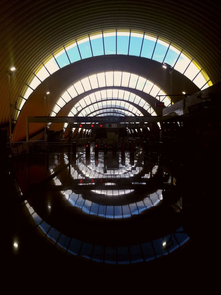 Estação CAB do Metrô, na Avenida Paralela,  em Salvador. Na foto de Ernesto Marques, a luz remete a um túnel do tempo. No passado, obras paradas e descaso. No presente, o Metrô avança. O futuro é a próxima estação.