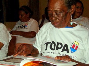 Aos 100 anos, dona Enedina. de Ilheus, foi uma das alfabetizadas pelo TOPA
