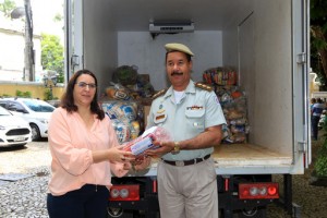 PM e Voluntárias sociais entregam donativos