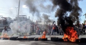 Acesso ao aeroporto de Salvador é bloqueada por militantes do MST
