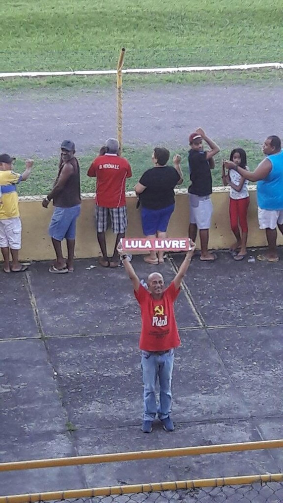Sindicalista Luiz Fernandes exibe faixa “Lula Livre”  no jogo entre Colo Colo e Atlético de Alagoinhas pela 2ª. Divisão do Campeonato Baiano. O time ilheense venceu por 1x0  e ainda sonha com o acesso à Série A. 