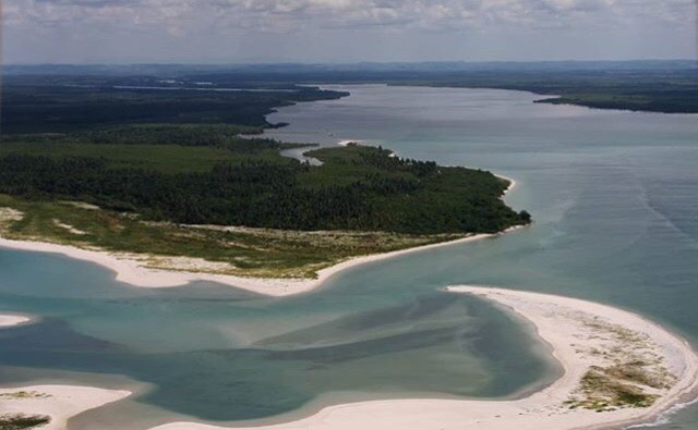 Local conhecido há quase cinco séculos como “Ponta dos Garcês”, na margem direita da Foz do Rio Jaguaribe, limite oriental na confrontação norte das antigas capitanias hereditárias da Bahia e de São Jorge dos Ilhéus.